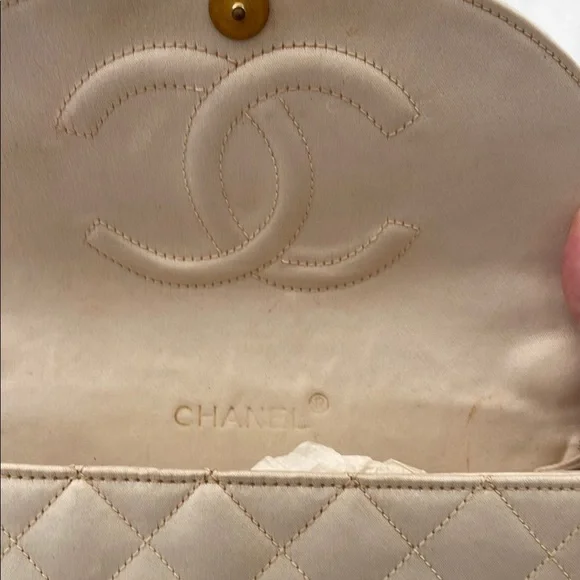 CHANEL Cream Quilted Clutch with Gold Accents - Picture 3 of 7